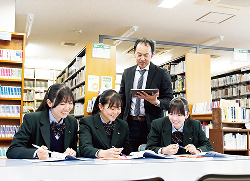 勉強中の生徒を指導する先生